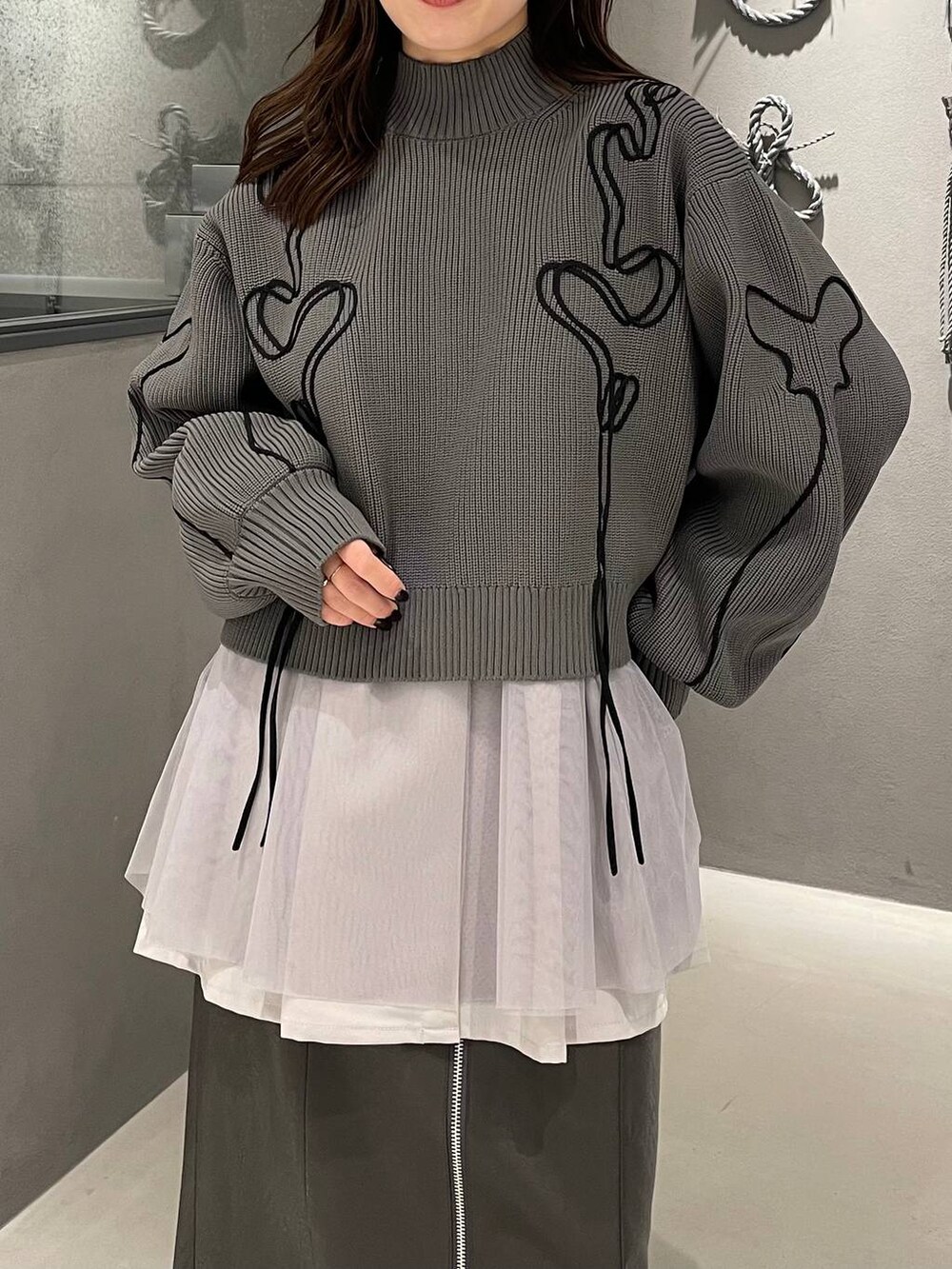 ブラック系のブーツ、グレー系のシャツ/ブラウス、グレー系のニット/セーターを着用したレディースの冬コーディネートの4枚目の写真