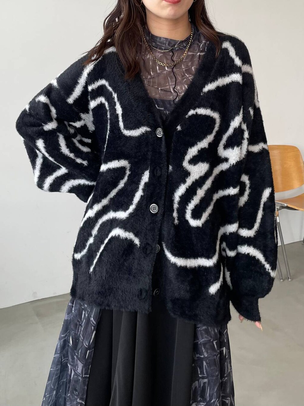 ブラック系のスニーカー、ブラック系のTシャツ/カットソー、ブラック系のスカートを着用したレディースの夏コーディネートの4枚目の写真