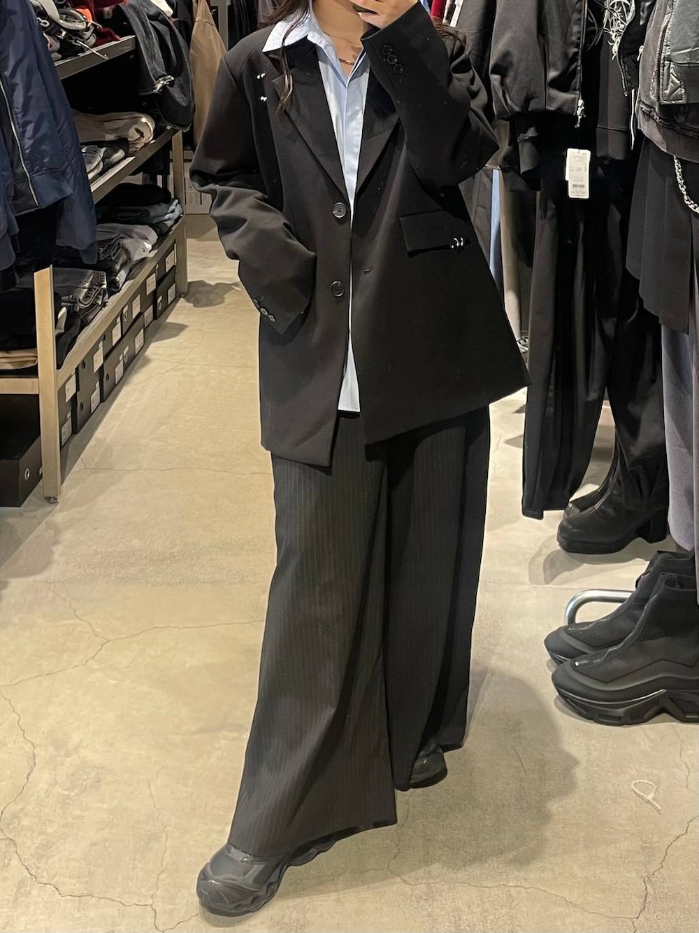 ブラック系のテーラードジャケット、ブルー系のシャツ/ブラウス、ブラック系のスラックスを着用したレディースの冬コーディネートの6枚目の写真