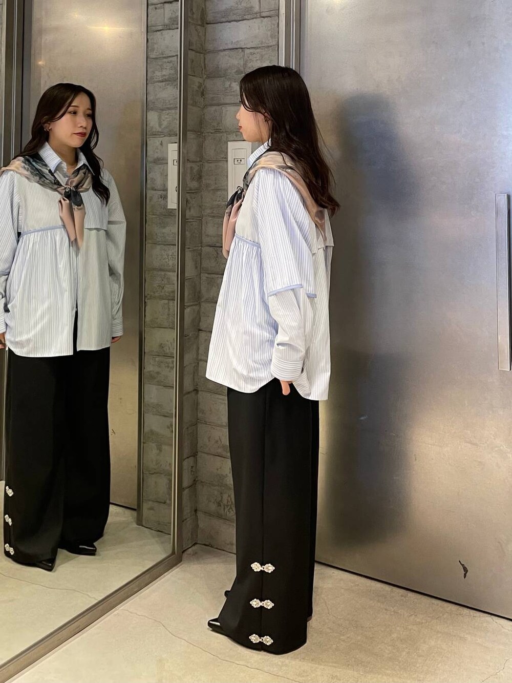 ブラック系のトートバッグ、ブラック系のパンプス、ブラック系のその他パンツを着用したレディースの冬コーディネートの3枚目の写真