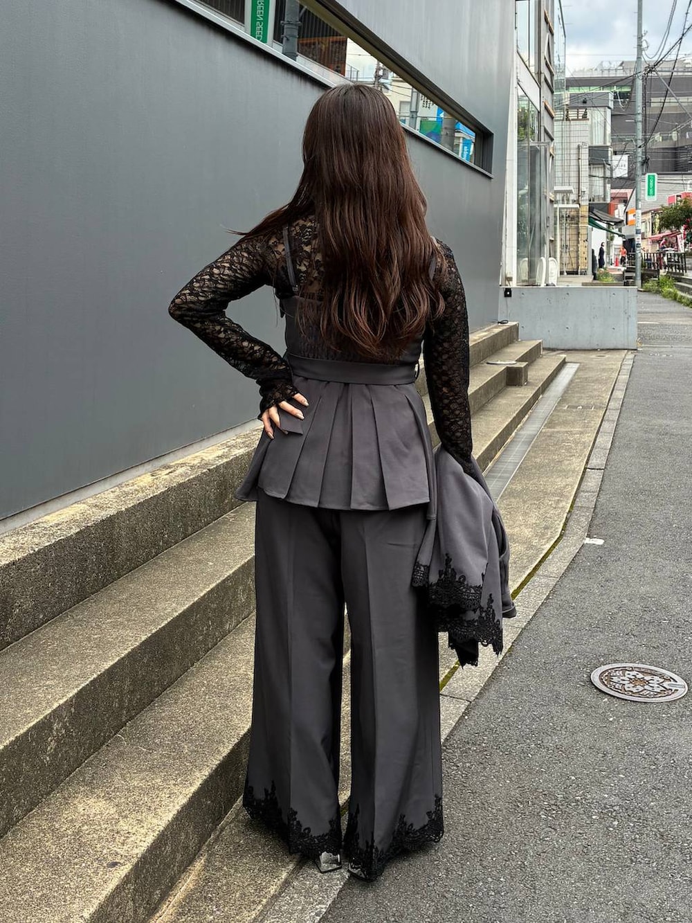 ブラック系のTシャツ/カットソー、グレー系のキャミソール、グレー系のスラックスを着用したレディースの夏コーディネートの3枚目の写真