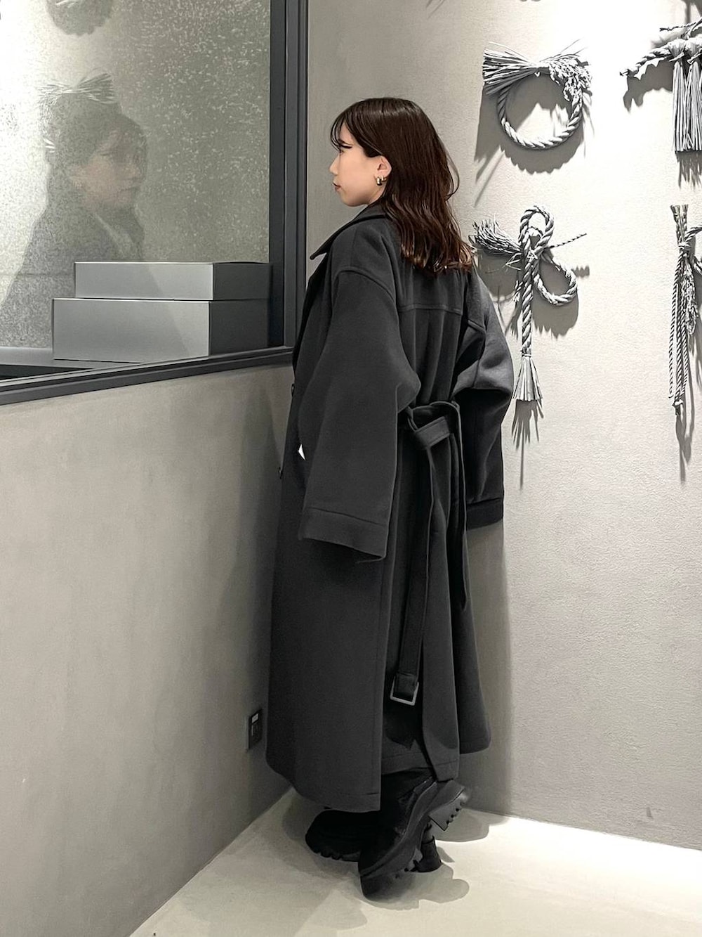 ブラック系のネクタイ、ホワイト系のシャツ/ブラウス、ブラック系のブーツを着用したレディースの冬コーディネートの2枚目の写真