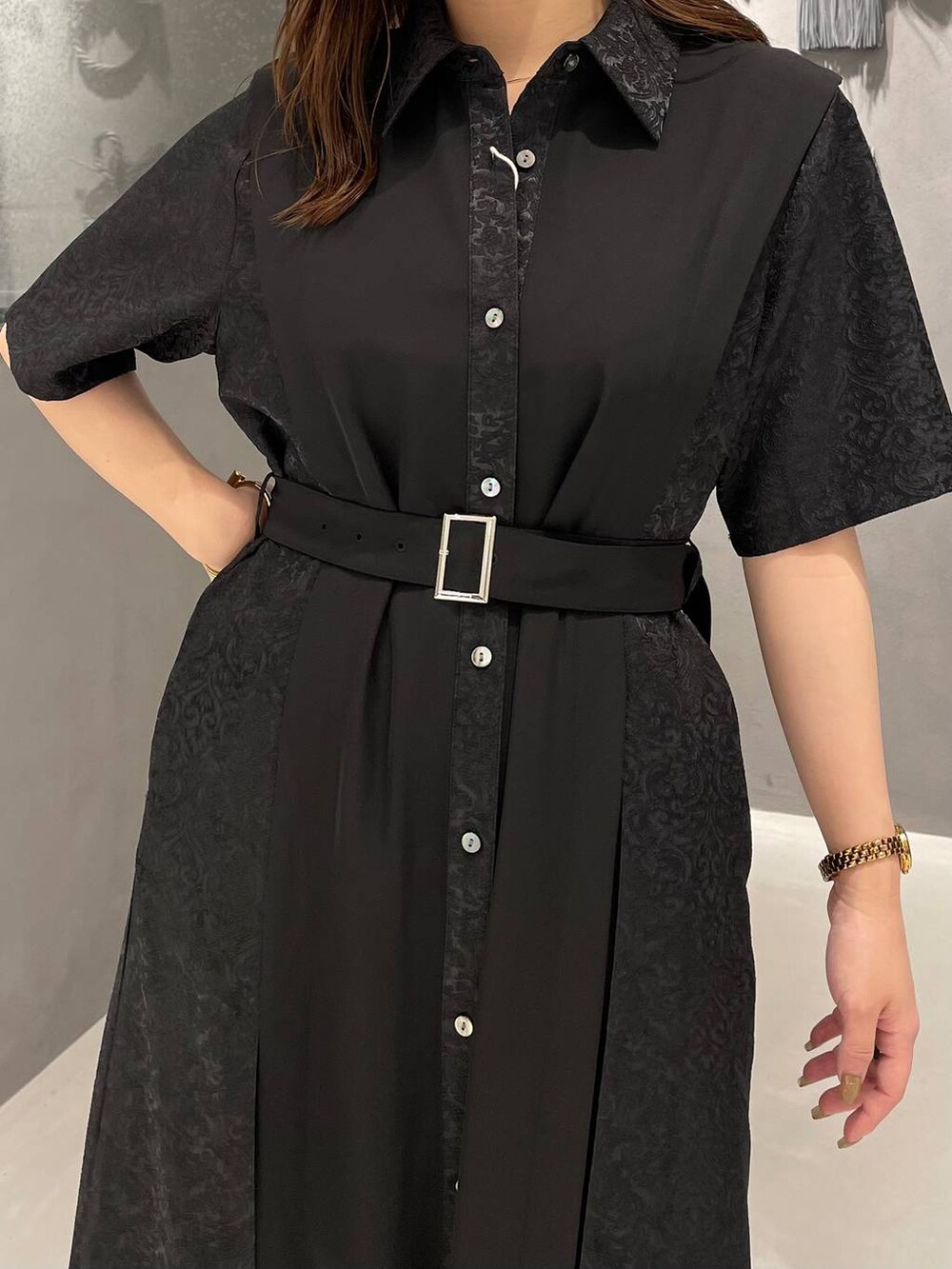 ブラック系のパンプス、ブルー系のその他パンツ、ブラック系のワンピースを着用したレディースの春コーディネートの4枚目の写真