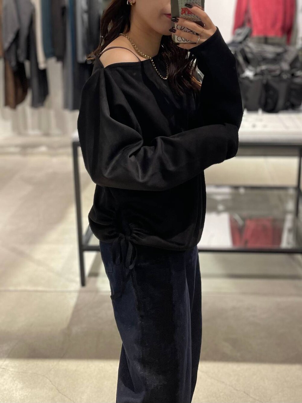 ブラック系のTシャツ/カットソーを着用したレディースの秋コーディネートの3枚目の写真