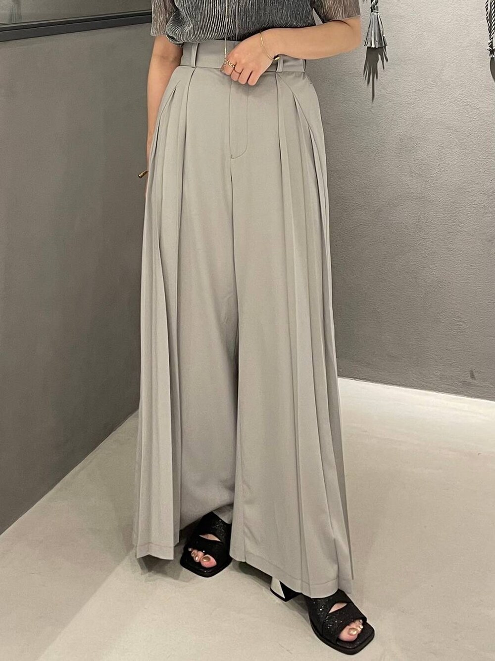 グレー系のその他パンツ、ブラック系のタンクトップ、ブラック系のサンダルを着用したレディースの夏コーディネートの5枚目の写真