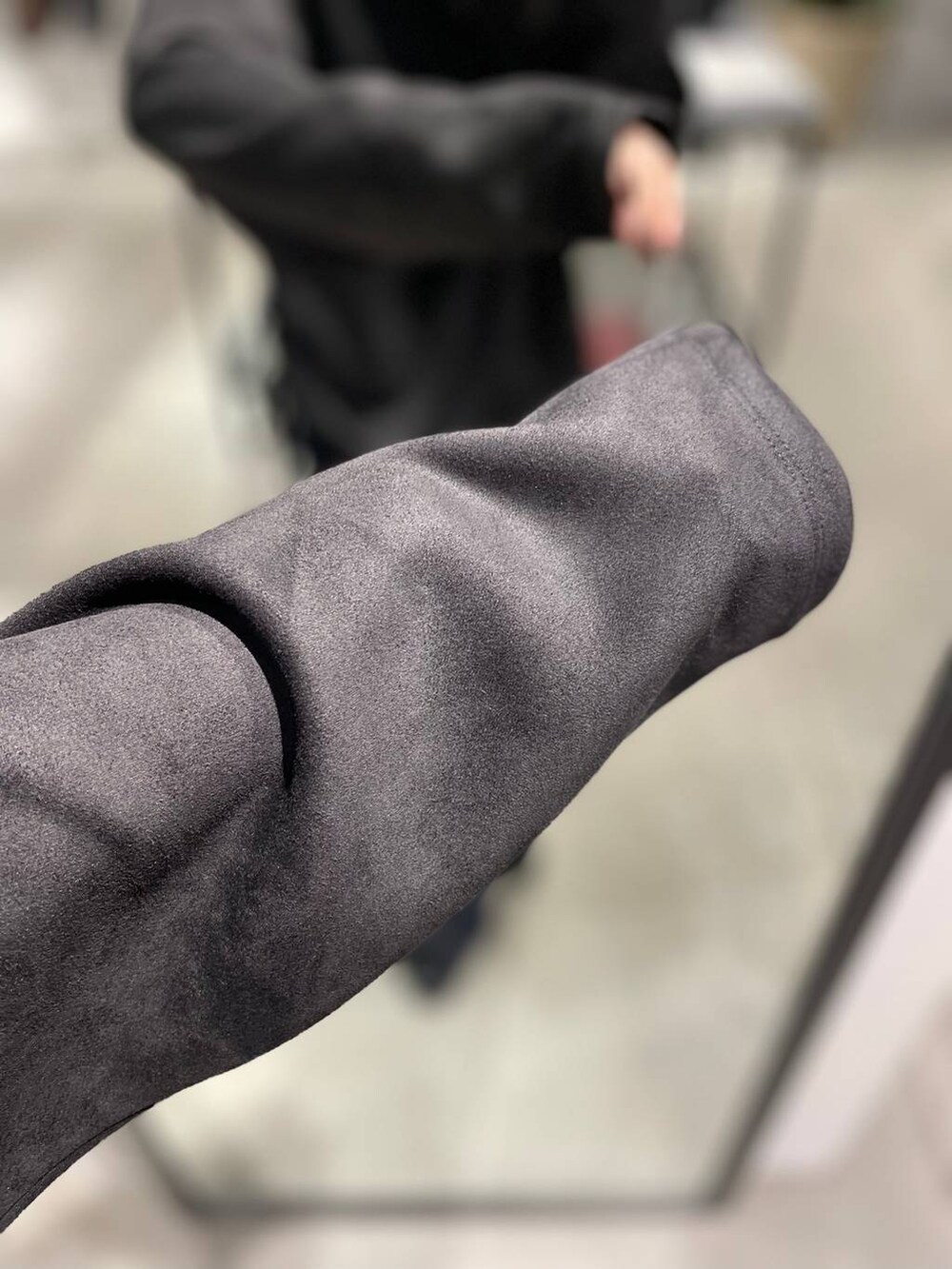 ブラック系のTシャツ/カットソーを着用したレディースの秋コーディネートの5枚目の写真