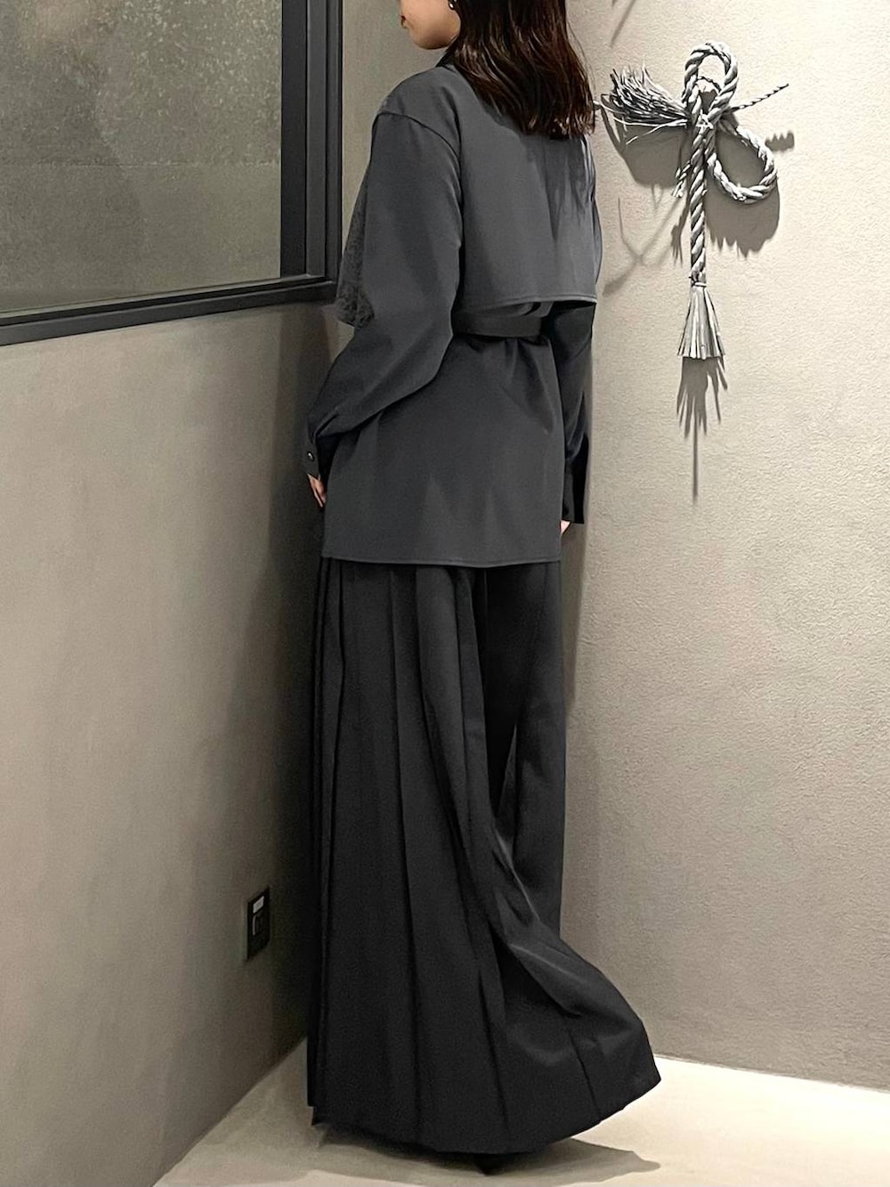 ブラック系のブーツ、グレー系のシャツ/ブラウス、グレー系のその他パンツを着用したレディースの秋コーディネートの3枚目の写真