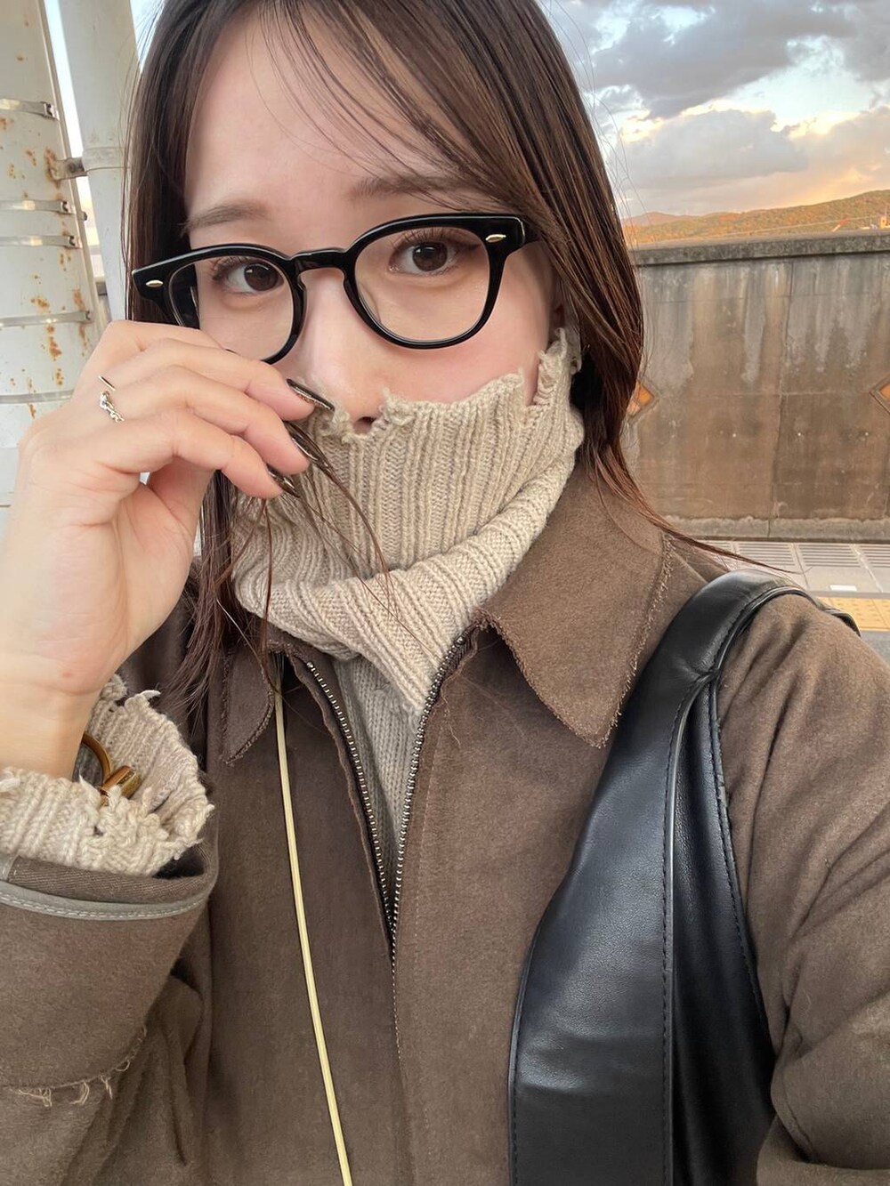 グレー系のスウェット、シルバー系のヘアオイル/ヘアミルクを着用したレディースの秋コーディネートの5枚目の写真