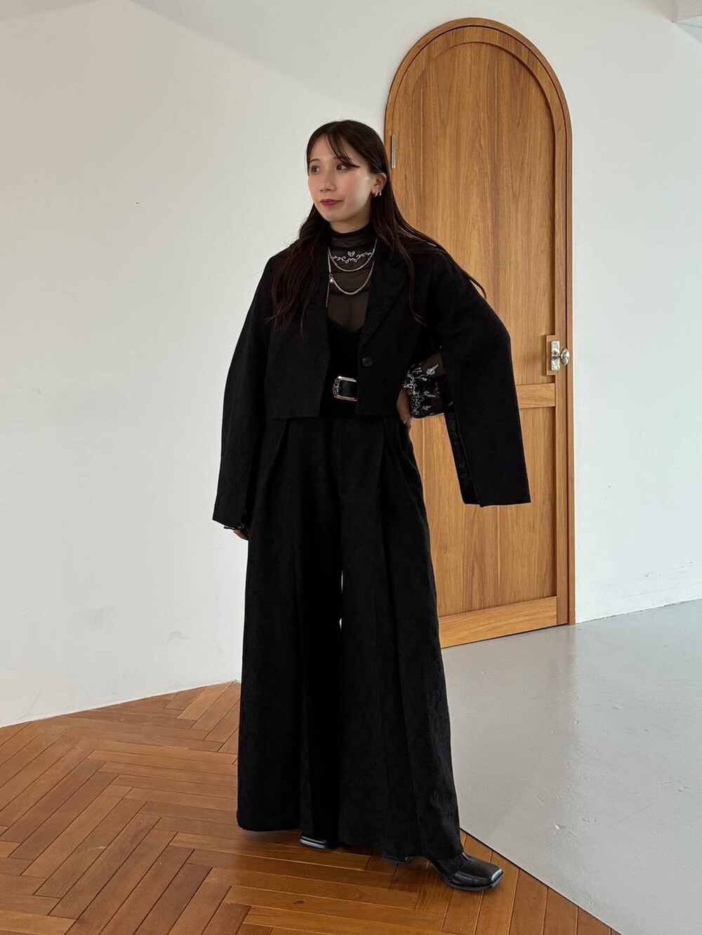 ブラック系のその他パンツ、ブラック系のテーラードジャケット、シルバー系のネックレスを着用したレディースの夏コーディネートの5枚目の写真