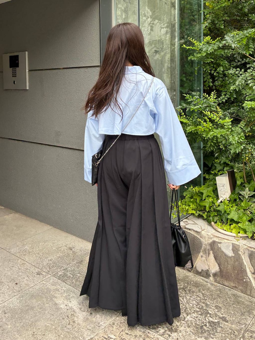 ブラック系のその他パンツ、ブルー系のカーディガン/ボレロ、シルバー系のタンクトップを着用したレディースの夏コーディネートの4枚目の写真