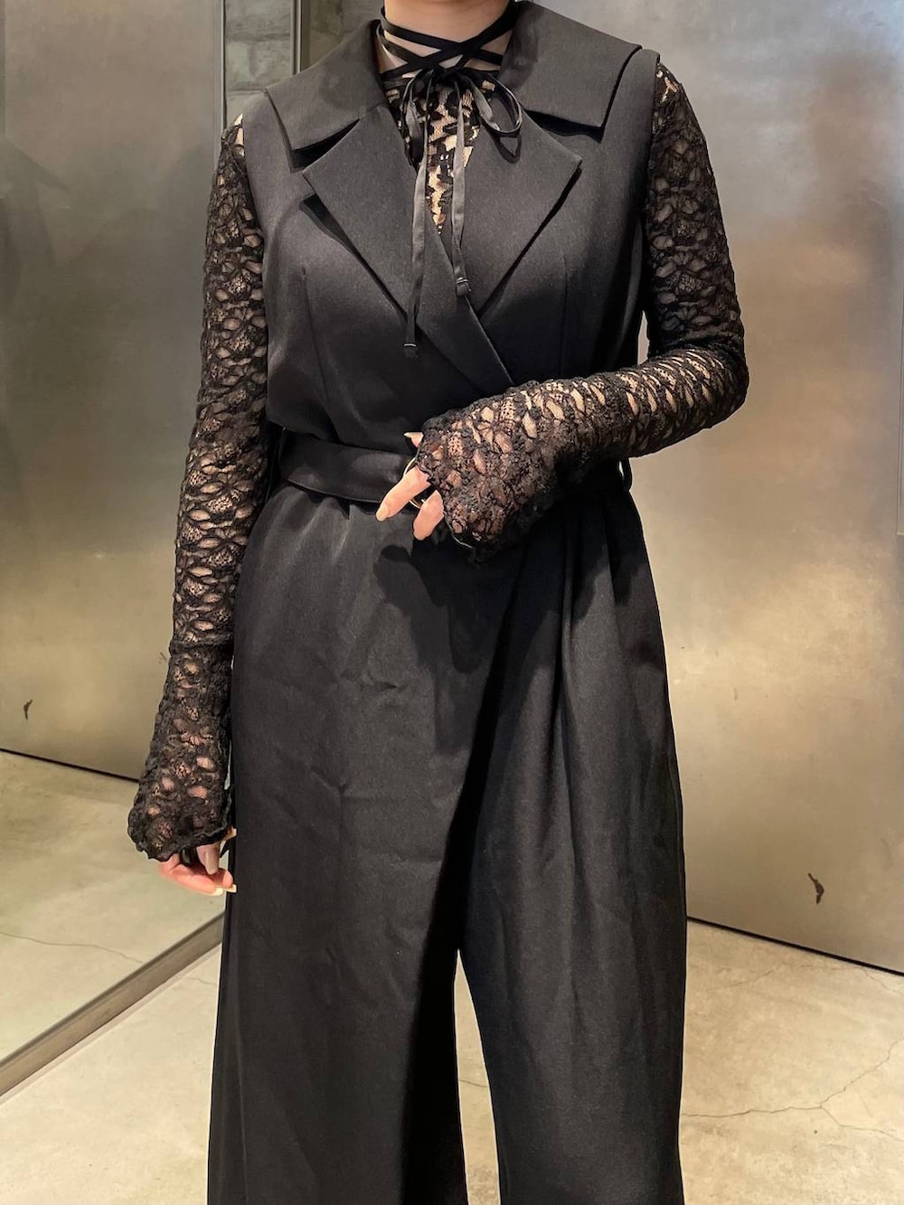 ブラック系のブーツ、ブラック系のTシャツ/カットソー、ブラック系のサロペット/オーバーオールを着用したレディースの冬コーディネートの5枚目の写真