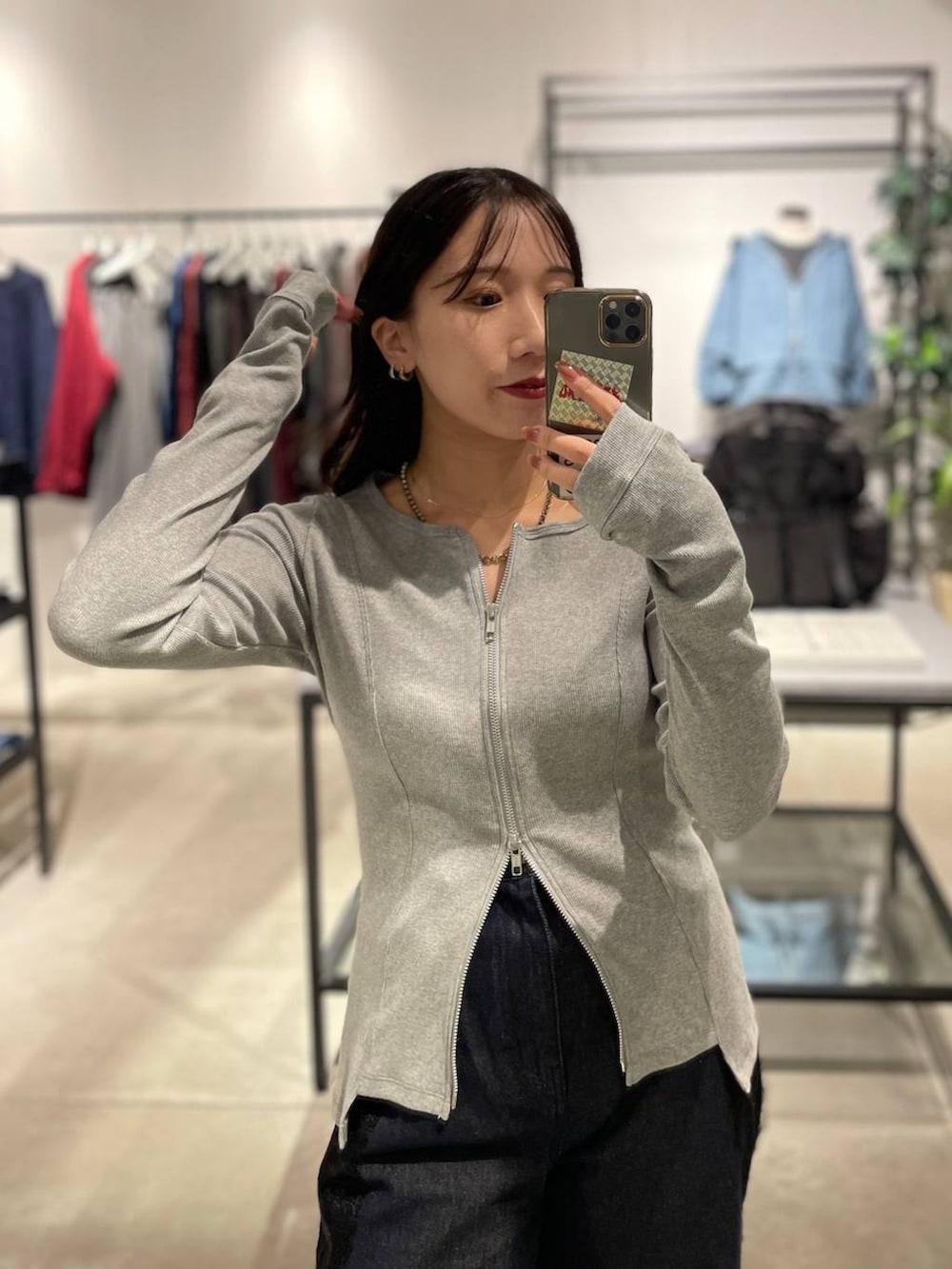 グレー系のカーディガン/ボレロを着用したレディースの秋コーディネートの4枚目の写真