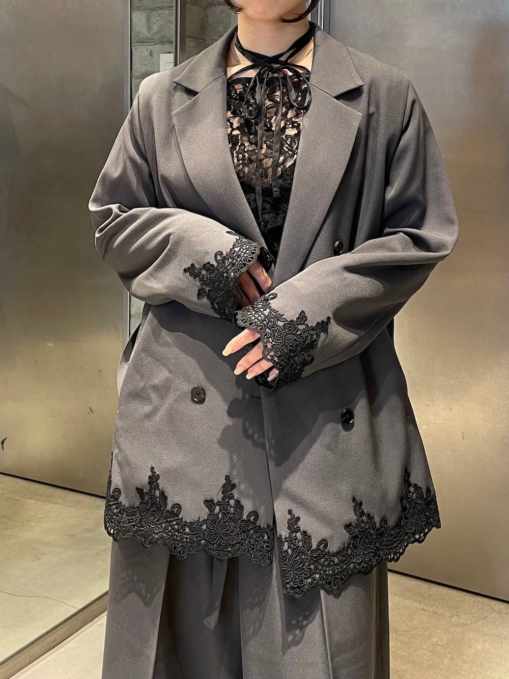 ブラック系のパンプス、グレー系のスラックス、グレー系のテーラードジャケットを着用したレディースの冬コーディネートの6枚目の写真