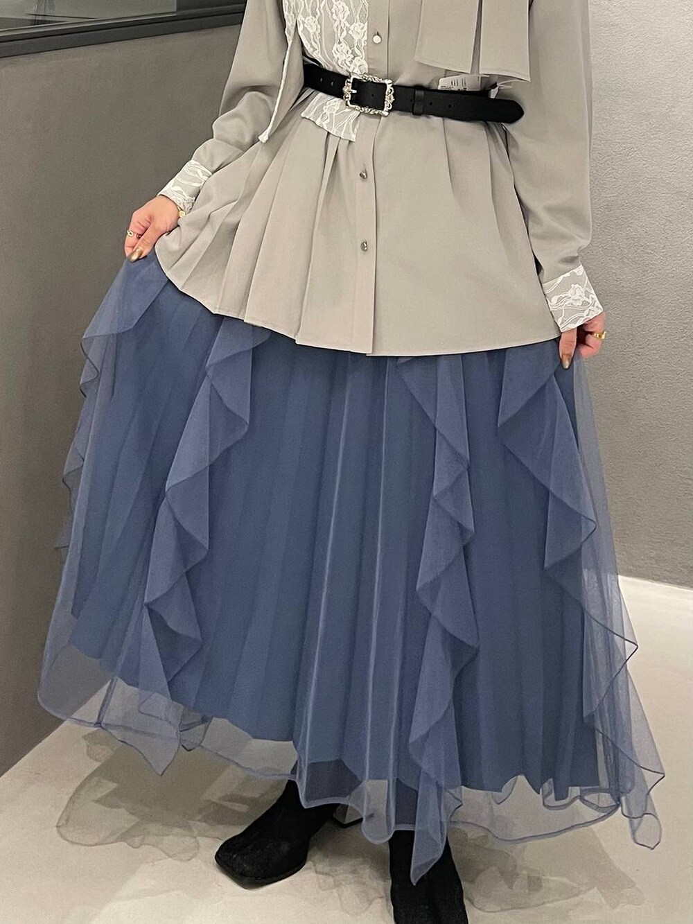 ブラック系のブーツ、ホワイト系のシャツ/ブラウス、ブルー系のスカートを着用したレディースの冬コーディネートの5枚目の写真