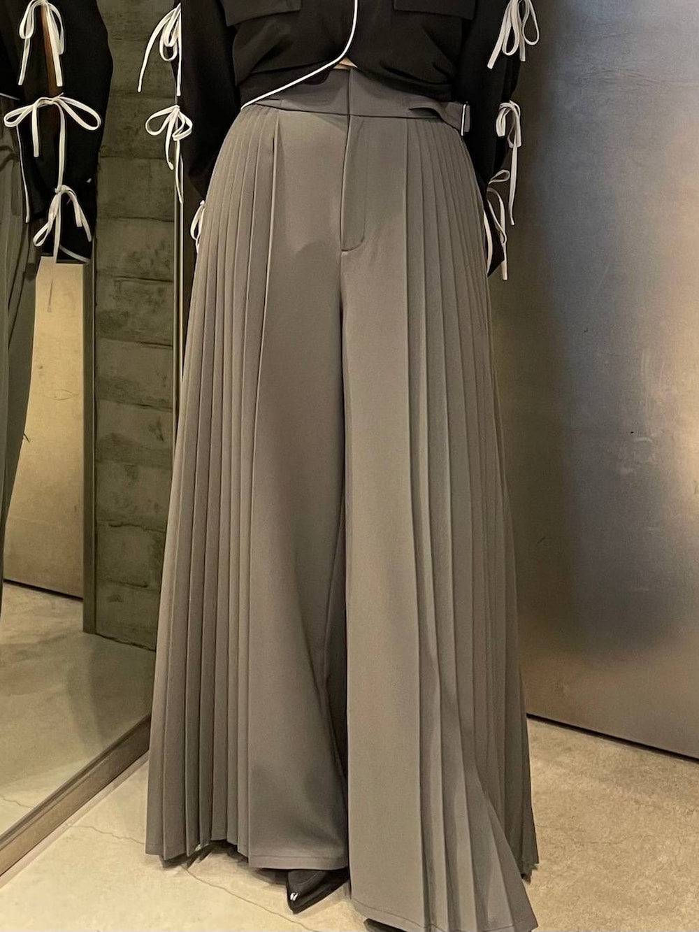 ブラック系のサンダル、グレー系のスラックス、ブラック系のシャツ/ブラウスを着用したレディースの春コーディネートの7枚目の写真