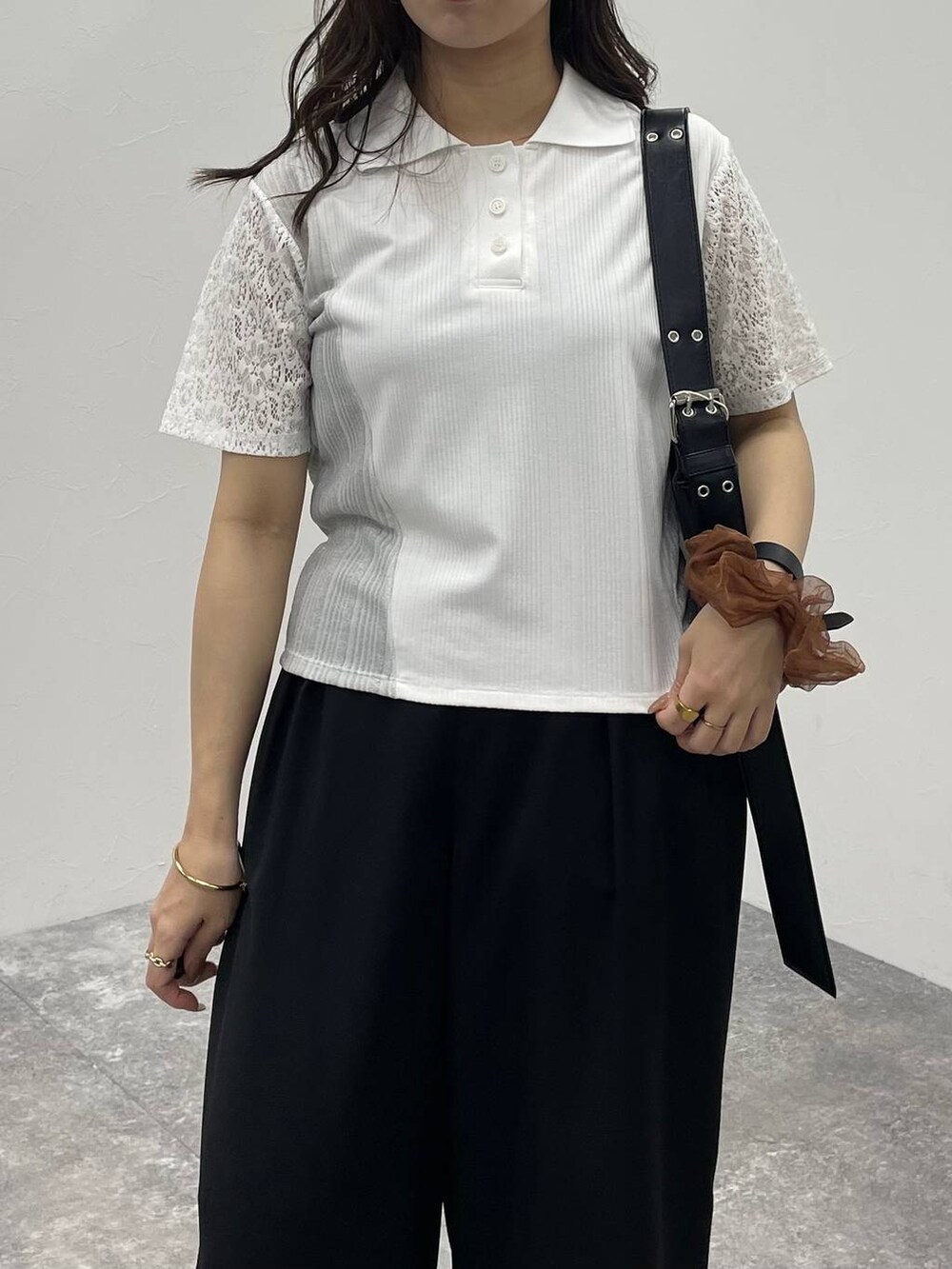 ブラック系のショルダーバッグ、シルバー系のサンダル、ブラック系のその他パンツを着用したレディースの夏コーディネートの4枚目の写真