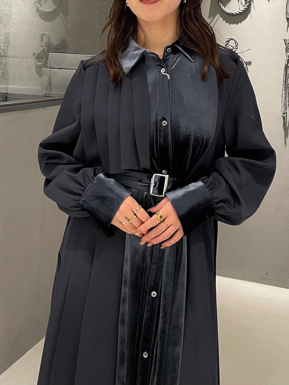 ブルー系のワンピース、ブラック系のブーツを着用したレディースの冬コーディネートの5枚目の写真