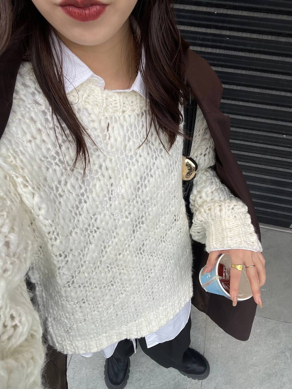 ブラック系のショルダーバッグ、ホワイト系のニット/セーターを着用したレディースの秋コーディネートの6枚目の写真