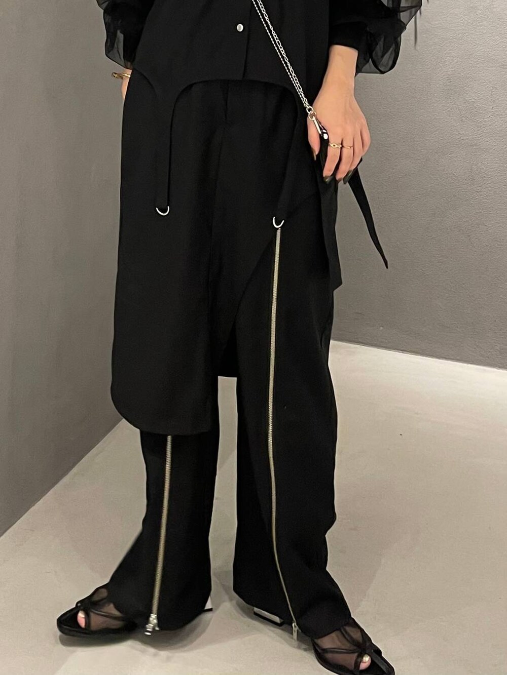 ブラック系のサンダル、ブラック系のショルダーバッグ、ブラック系のその他パンツを着用したレディースの夏コーディネートの5枚目の写真