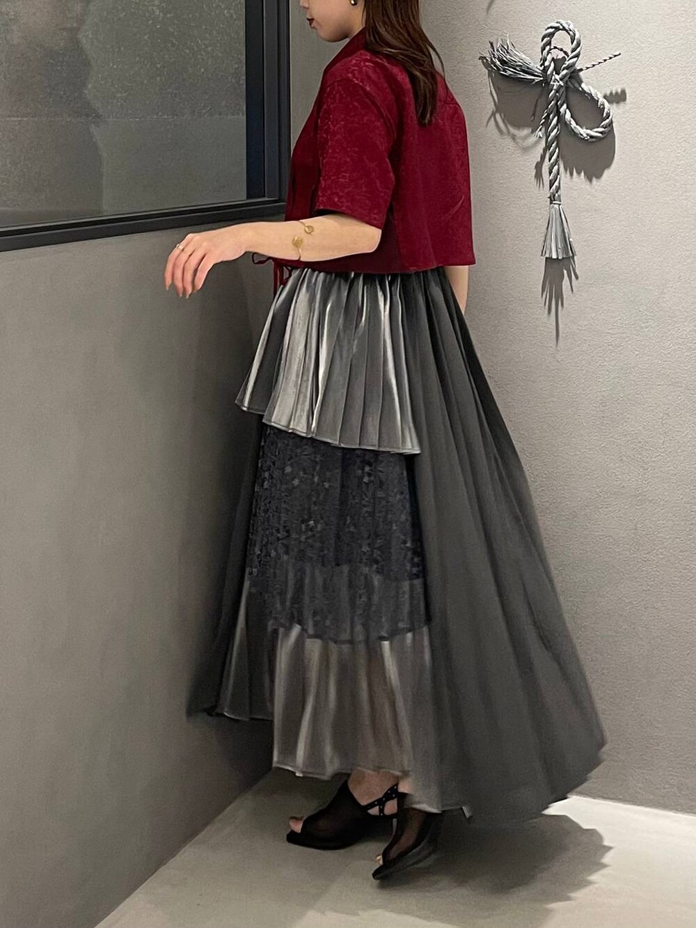 ブラック系のサンダル、レッド系のシャツ/ブラウス、グレー系のスカートを着用したレディースの夏コーディネートの4枚目の写真