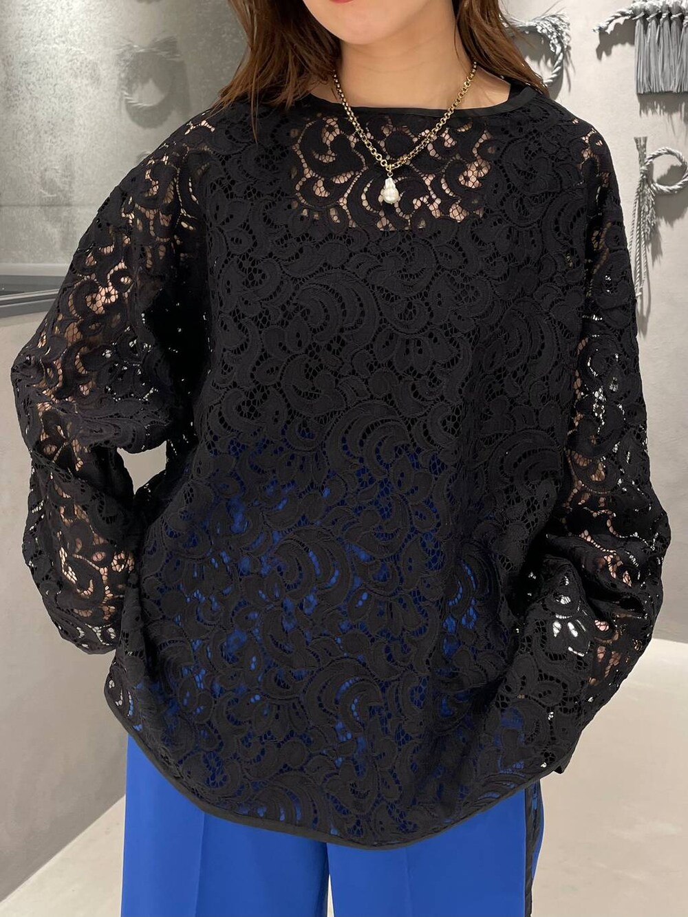 ブラック系のパンプス、ブルー系のその他パンツ、ブラック系のTシャツ/カットソーを着用したレディースの春コーディネートの4枚目の写真