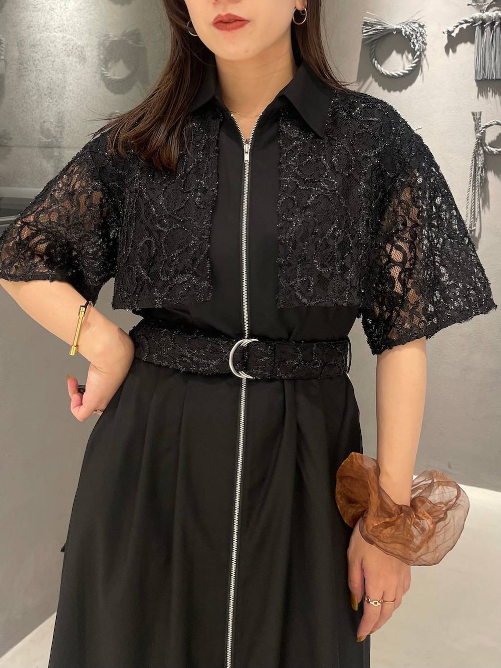 ブラック系のサンダル、ブラック系のワンピースを着用したレディースの夏コーディネートの4枚目の写真