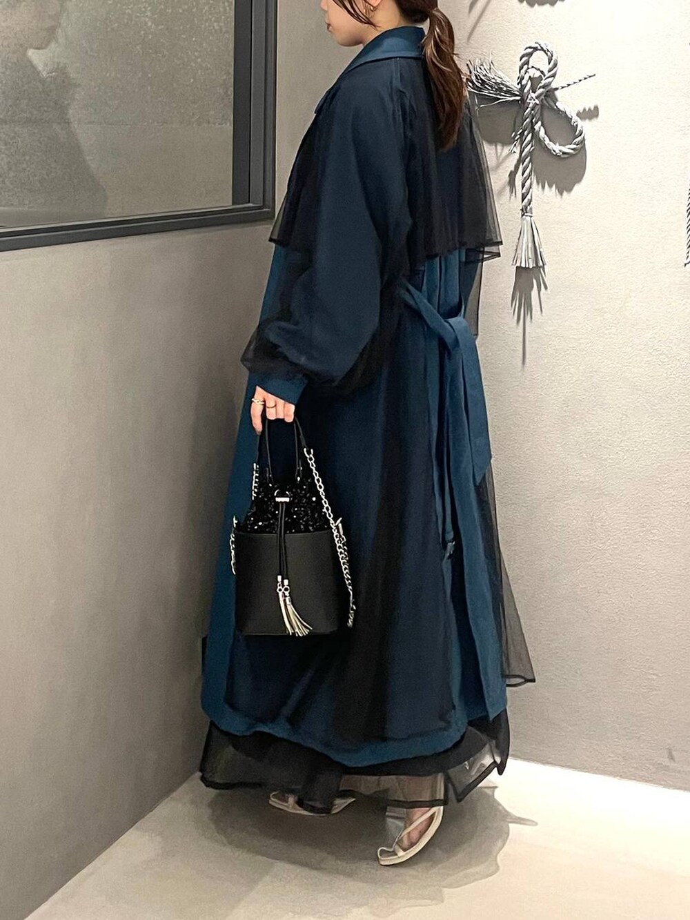 ホワイト系のサンダル、ブルー系のドレス、ブルー系のトレンチコートを着用したレディースの秋コーディネートの4枚目の写真