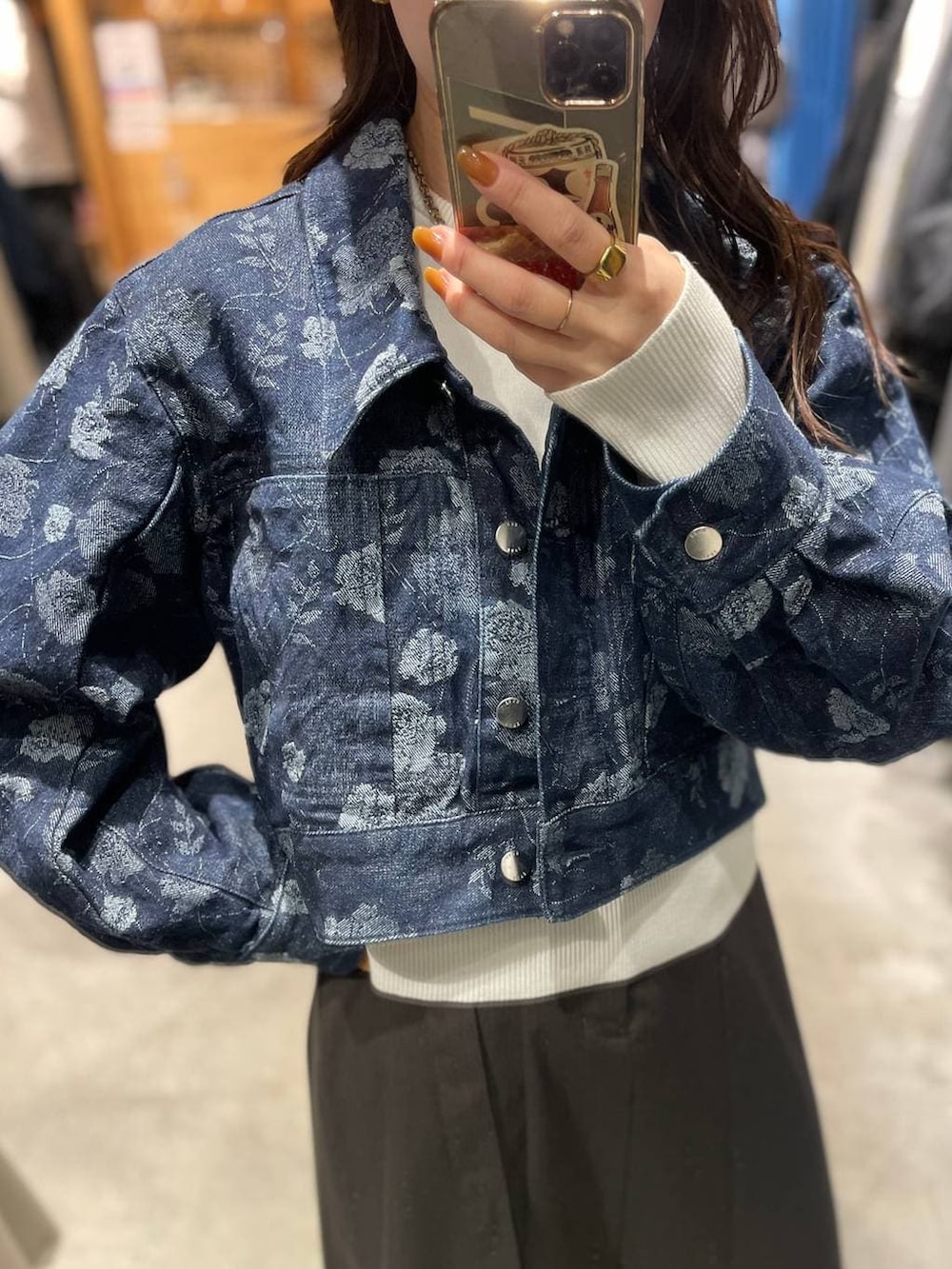 ブラウン系のスカート、ブルー系のデニムジャケットを着用したレディースの冬コーディネートの4枚目の写真