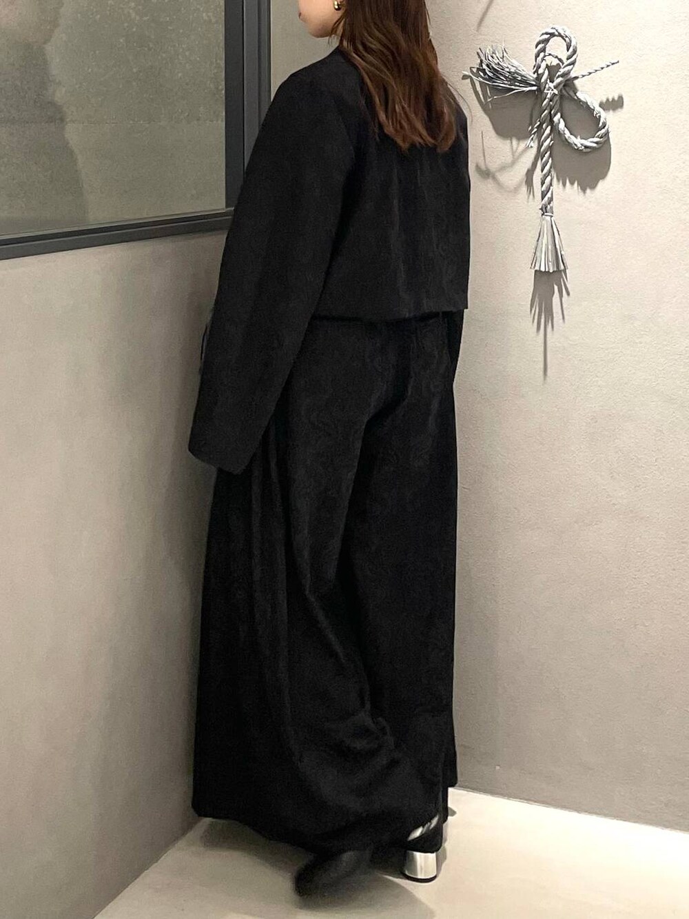 ブラック系のブーツ、ブラック系のテーラードジャケット、ブラック系のその他パンツを着用したレディースの秋コーディネートの3枚目の写真