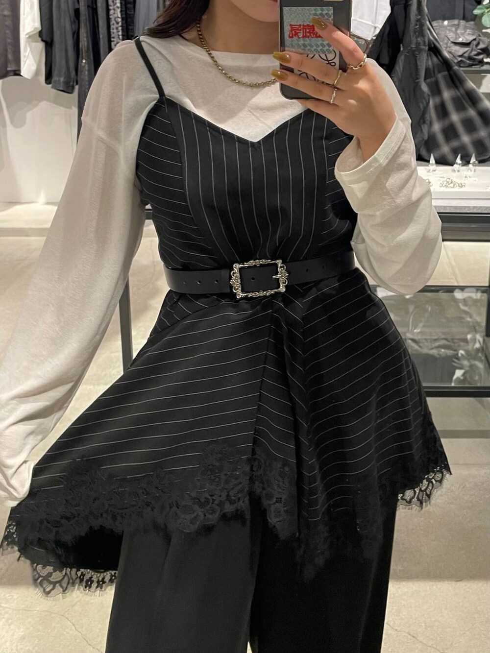 ブラック系のその他パンツ、ブラック系のキャミソール、ブラック系のベルトを着用したレディースの春コーディネートの5枚目の写真