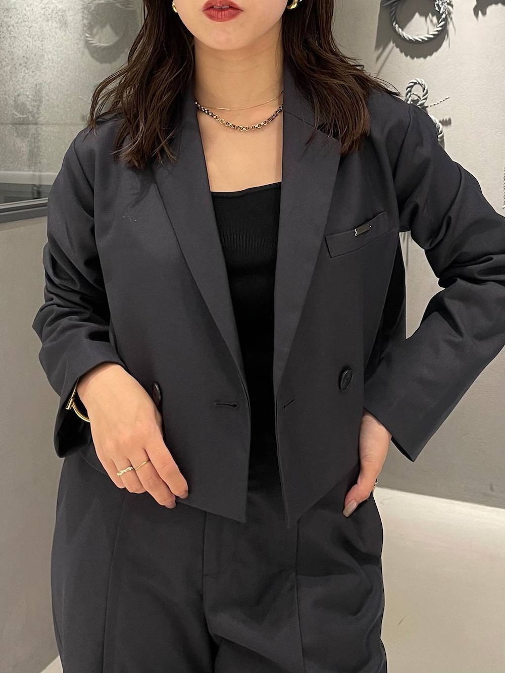 ブラック系のブーツ、グレー系のセットアップを着用したレディースの秋コーディネートの4枚目の写真