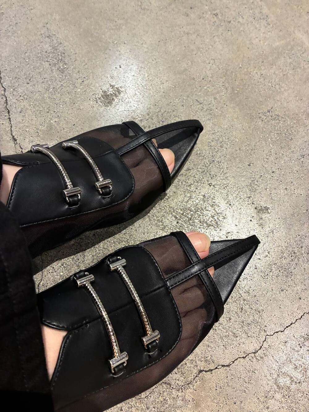 ブラック系のデニムパンツ、ブラック系のサンダルを着用したレディースの春コーディネートの3枚目の写真