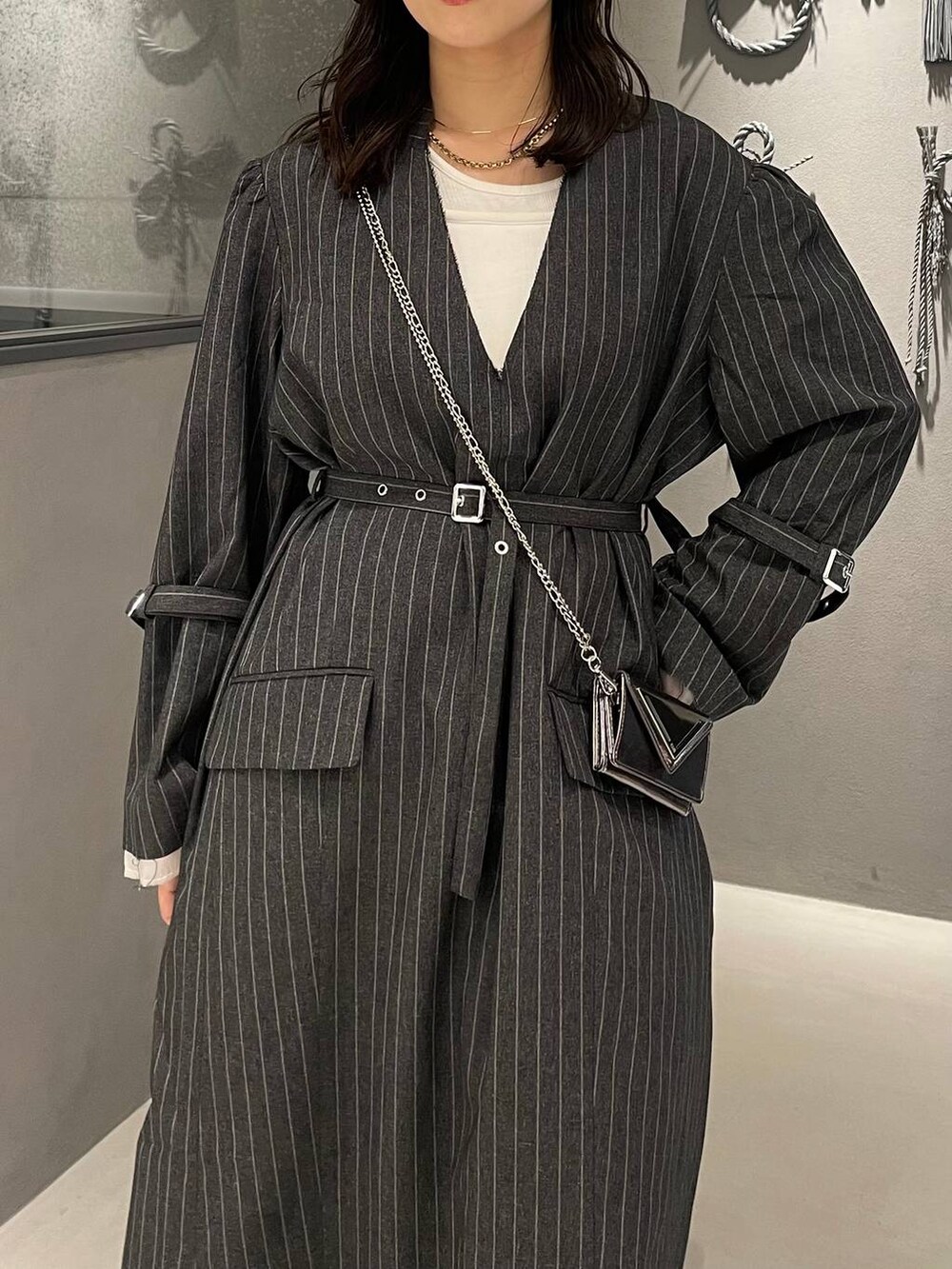 ホワイト系のタンクトップ、グレー系のワンピース、ブラック系のブーツを着用したレディースの秋コーディネートの5枚目の写真