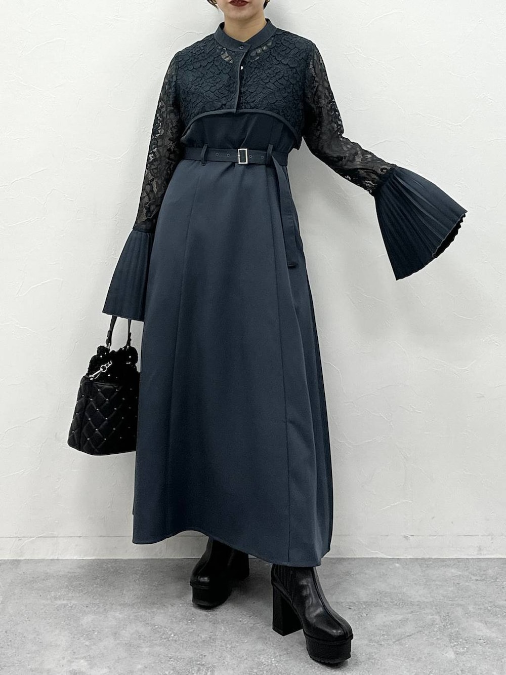 ブラック系のブーツ、ブラック系のショルダーバッグ、ブルー系のドレスを着用したレディースの夏コーディネートの5枚目の写真