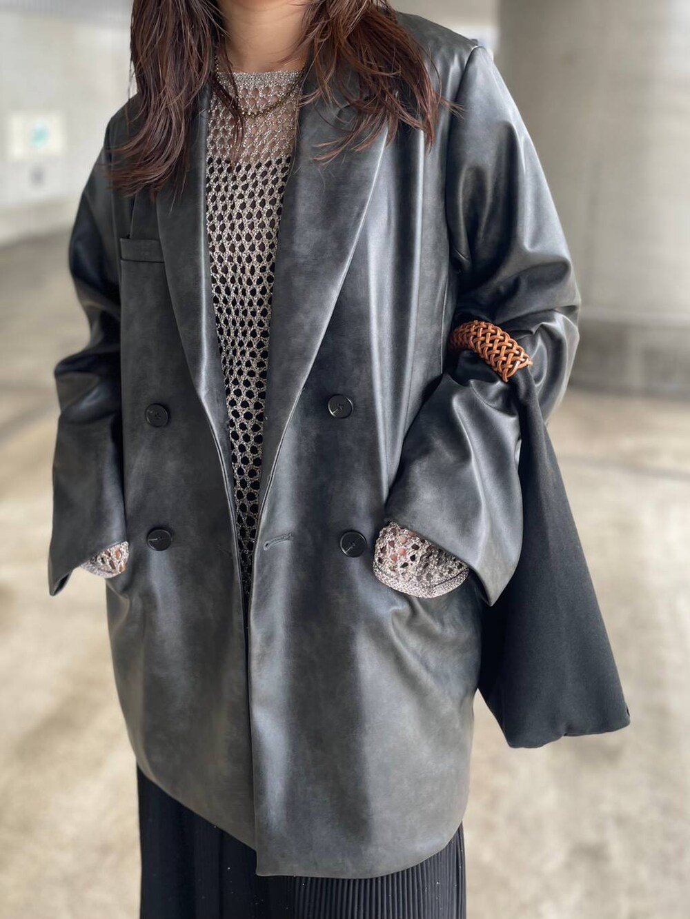 グレー系のテーラードジャケット、ブラック系のその他パンツを着用したレディースの秋コーディネートの6枚目の写真