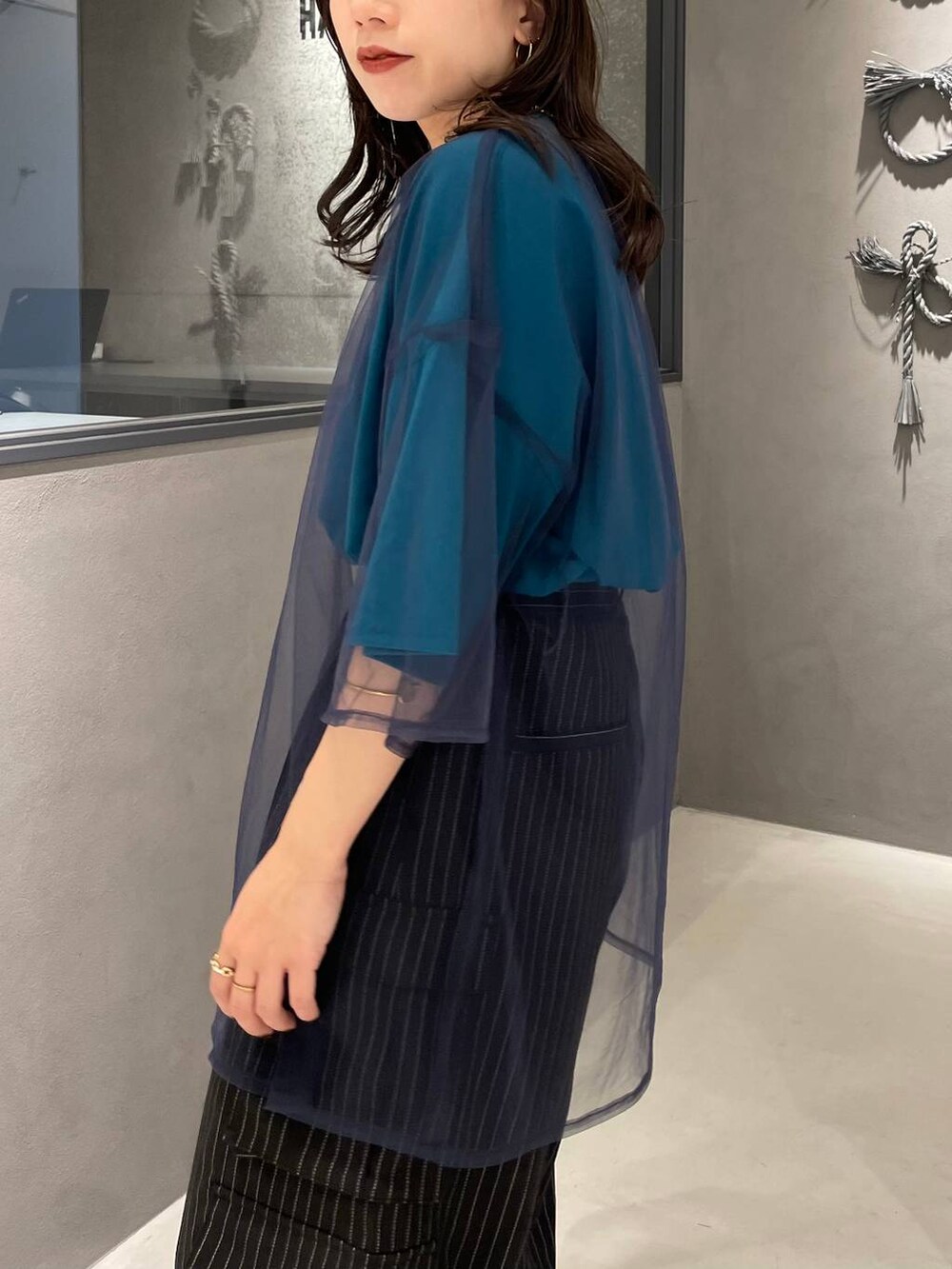 ブラック系のパンプス、ブルー系のTシャツ/カットソー、その他のカーゴパンツを着用したレディースの夏コーディネートの5枚目の写真