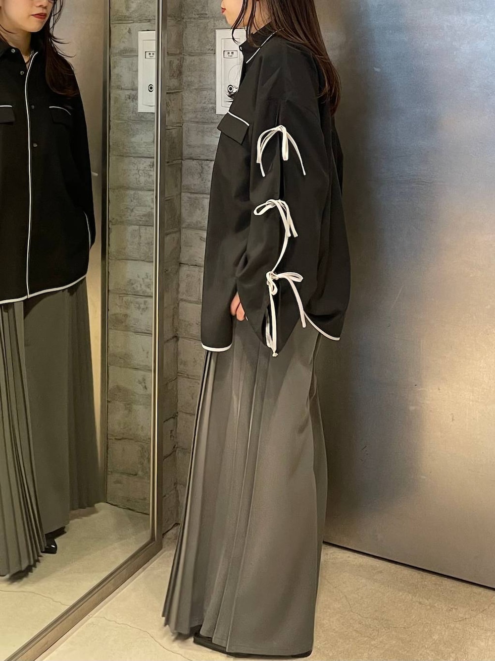 ブラック系のサンダル、グレー系のスラックス、ブラック系のシャツ/ブラウスを着用したレディースの春コーディネートの3枚目の写真