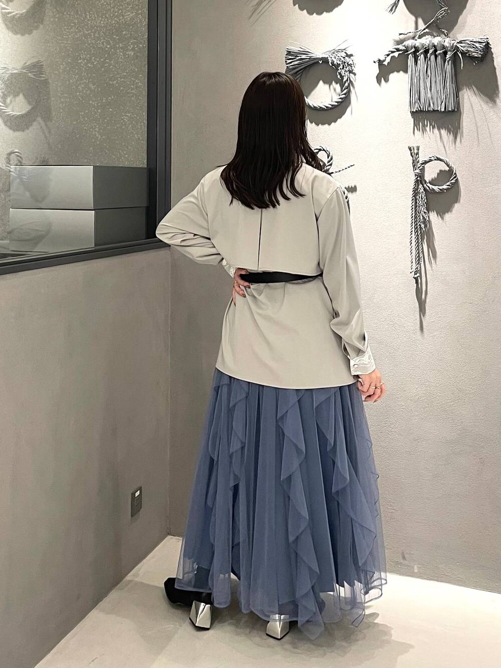 ブラック系のブーツ、ホワイト系のシャツ/ブラウス、ブルー系のスカートを着用したレディースの冬コーディネートの3枚目の写真