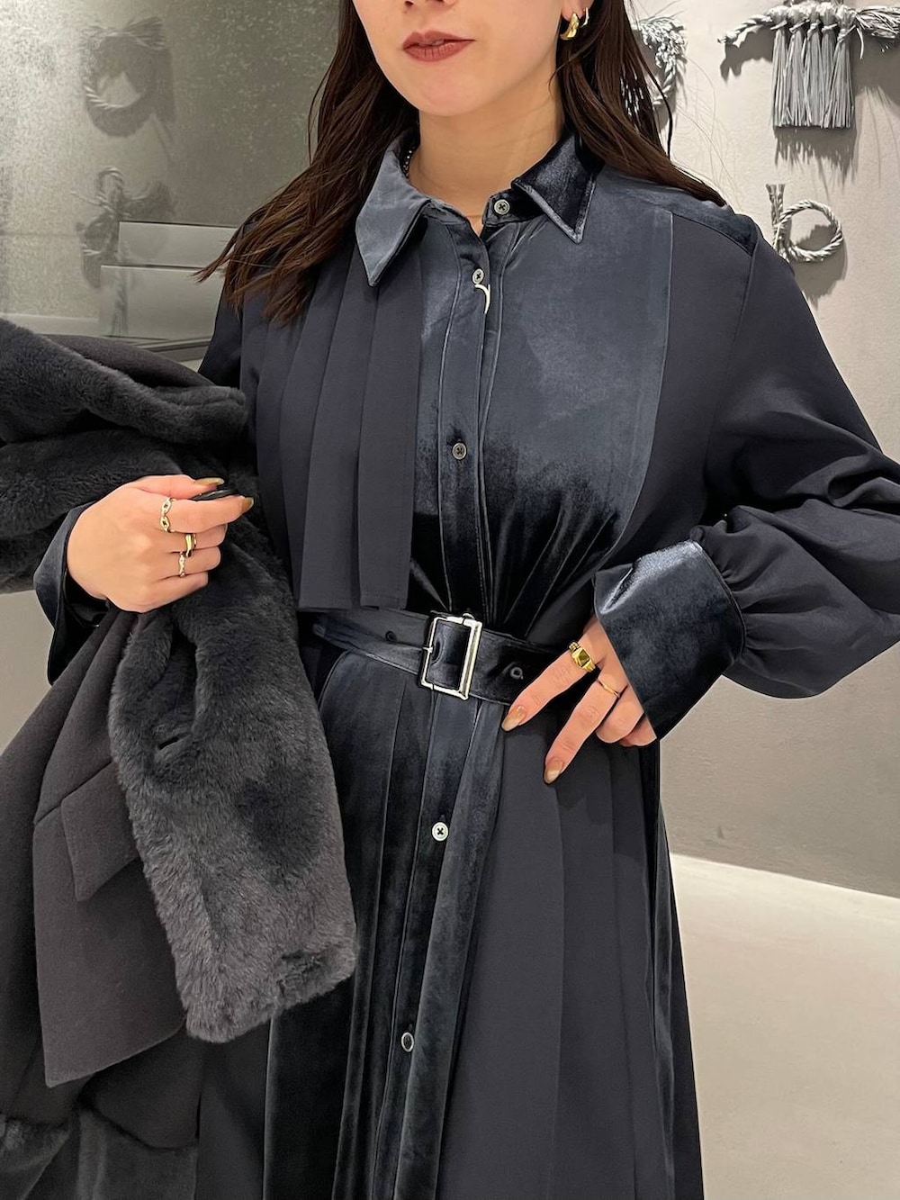 ブルー系のワンピース、ブラック系のブーツ、グレー系のその他アウターを着用したレディースの冬コーディネートの7枚目の写真