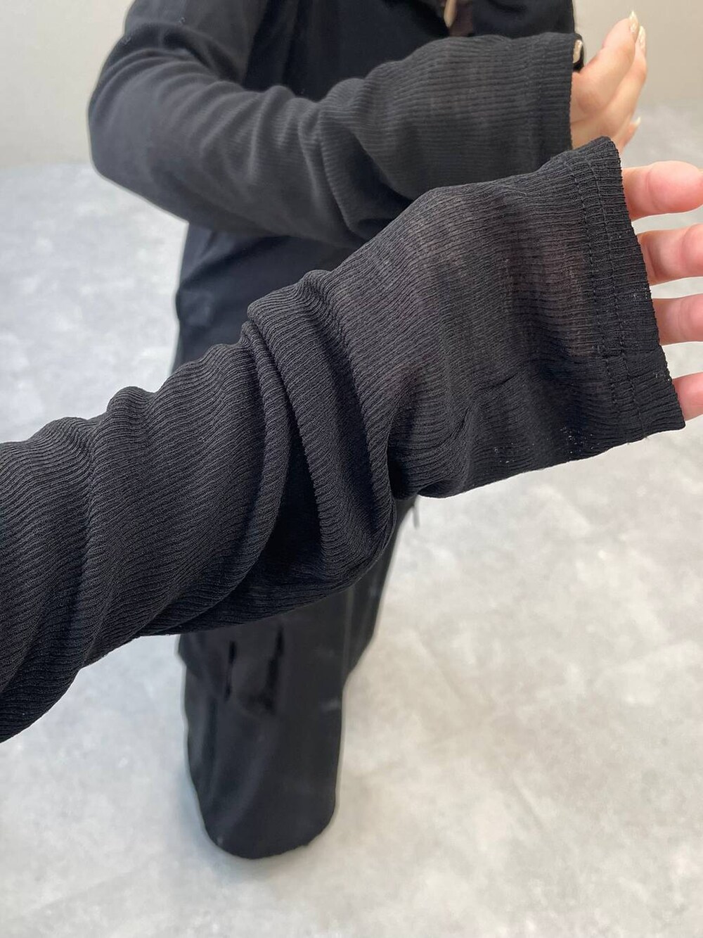 ブラック系のサンダル、ブラック系のカーゴパンツを着用したレディースの春コーディネートの5枚目の写真