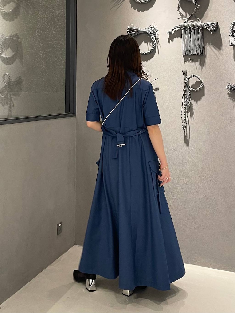 ブラック系のサンダル、グレー系のタンクトップ、ブラック系のその他パンツを着用したレディースの春コーディネートの3枚目の写真