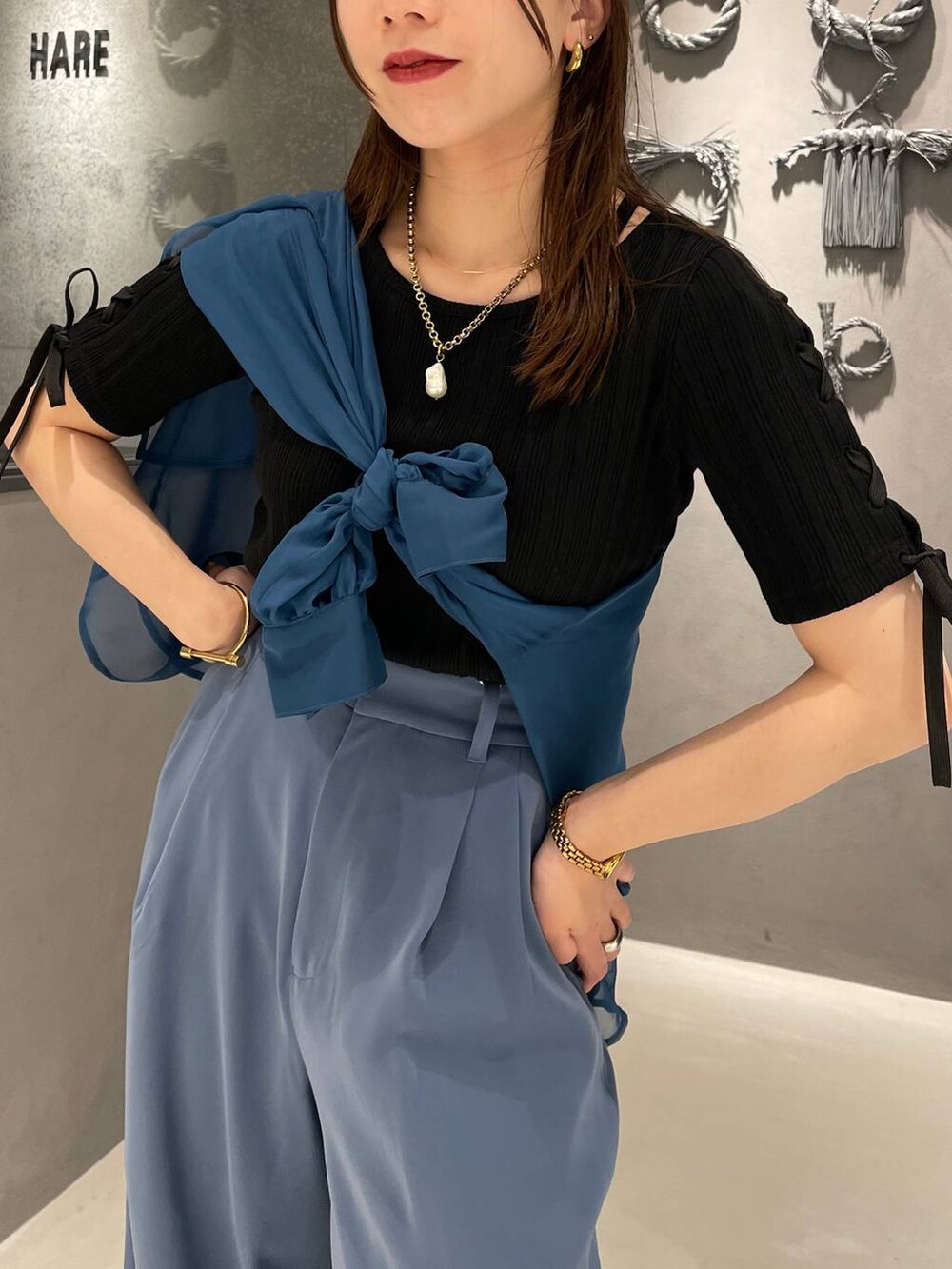 ブルー系のその他パンツ、ブルー系のシャツ/ブラウス、ブラック系のTシャツ/カットソーを着用したレディースの春コーディネートの4枚目の写真