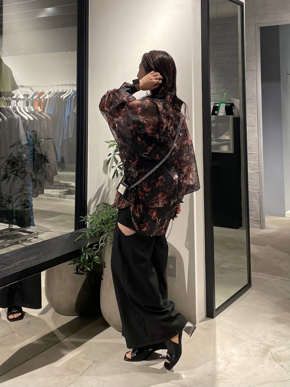 ブラック系のサンダル、ブラック系のその他パンツ、オレンジ系のシャツ/ブラウスを着用したレディースの春コーディネートの2枚目の写真