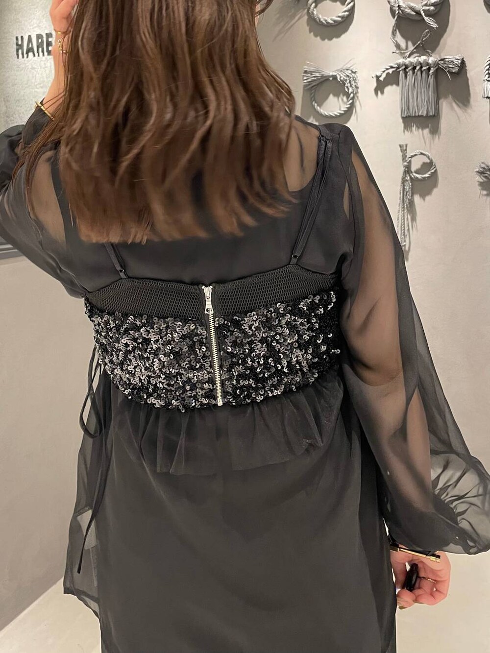 ブラック系のその他パンツ、ブラック系のチューブトップ、ブラック系のシャツ/ブラウスを着用したレディースの夏コーディネートの4枚目の写真