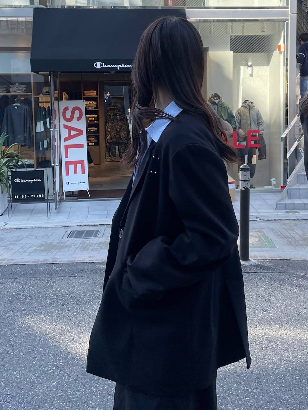 ブラック系のテーラードジャケット、ブルー系のシャツ/ブラウス、ブラック系のスラックスを着用したレディースの冬コーディネートの5枚目の写真