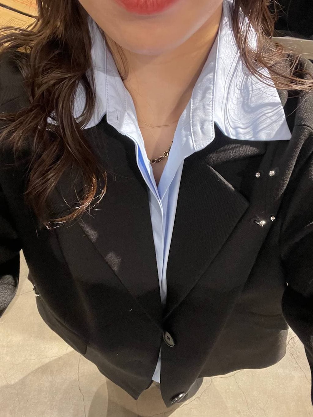 ブラック系のテーラードジャケット、ブルー系のシャツ/ブラウス、ブラック系のスラックスを着用したレディースの冬コーディネートの7枚目の写真