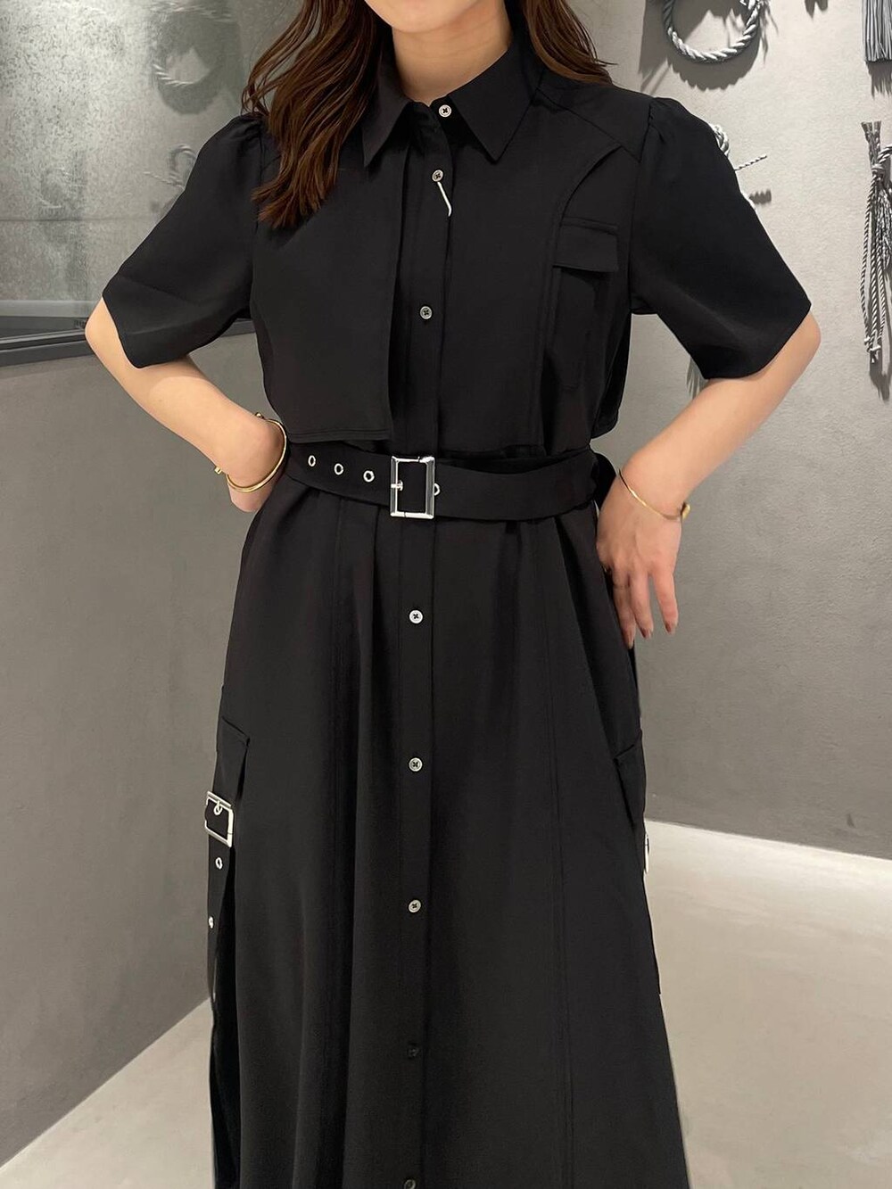 ブラック系のサンダル、ブラック系のワンピースを着用したレディースの夏コーディネートの4枚目の写真