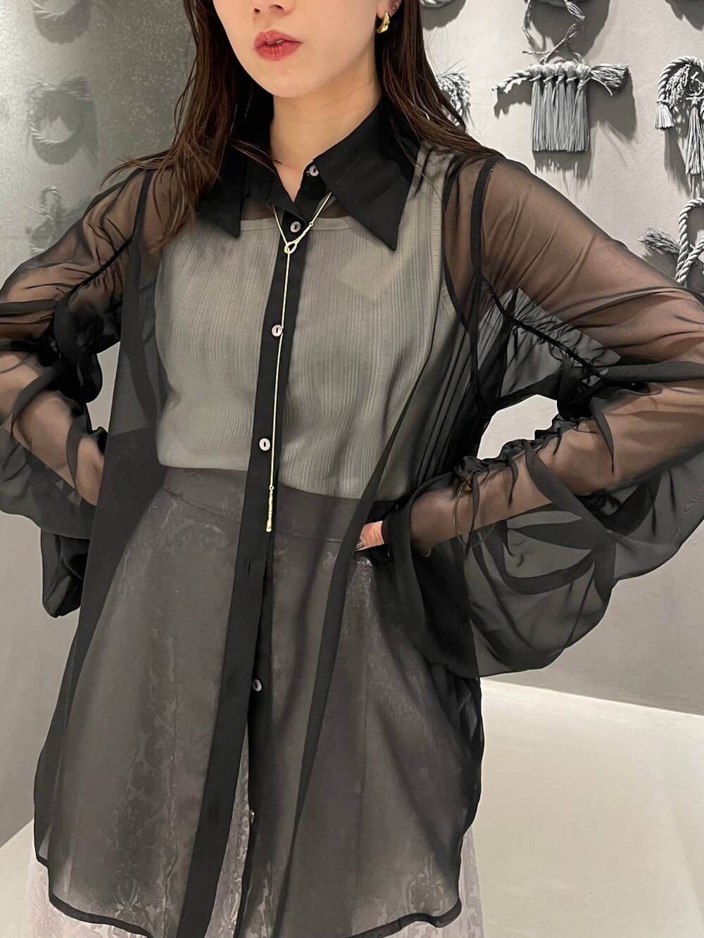 ブラック系のサンダル、グレー系のスカート、ホワイト系のタンクトップを着用したレディースの春コーディネートの4枚目の写真