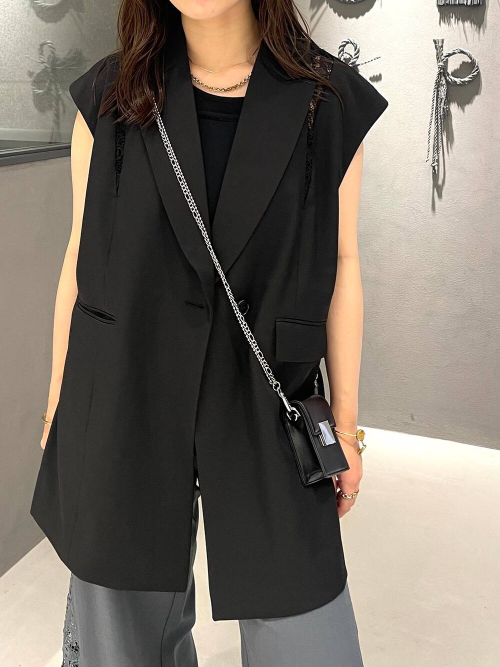 グレー系のその他パンツ、ブラック系のショルダーバッグ、ブラック系のタンクトップを着用したレディースの夏コーディネートの4枚目の写真