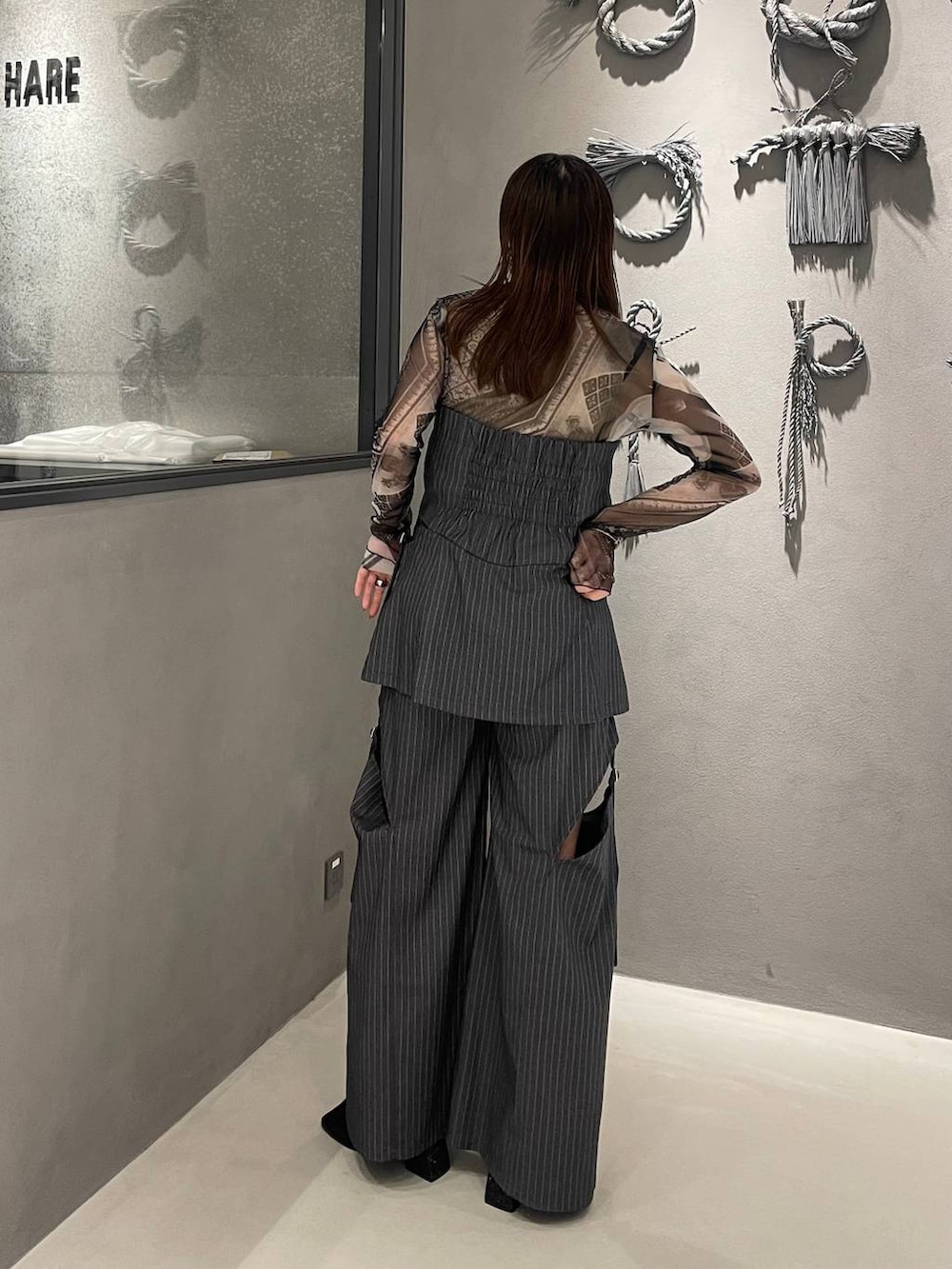 ブラック系のTシャツ/カットソー、ブラック系のサンダル、グレー系のベストを着用したレディースの春コーディネートの3枚目の写真